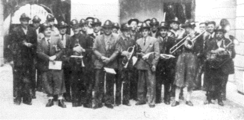 Fine anni '40 Gemona. Santuario di Sant'Antonio. I bandisti con i cappelli di foggia alpina. (Arch. Sig. Adriano Miani)