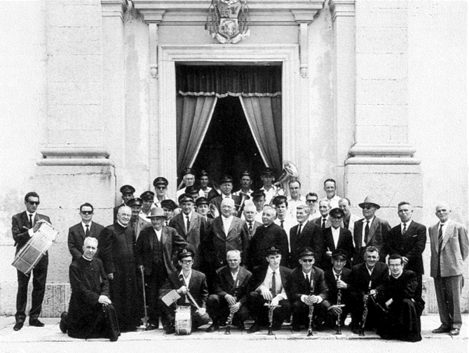 Luglio 1964 Foto commemorativa del quarantesimo di fondazione. (Arch. Ass.ne Filarmonica)