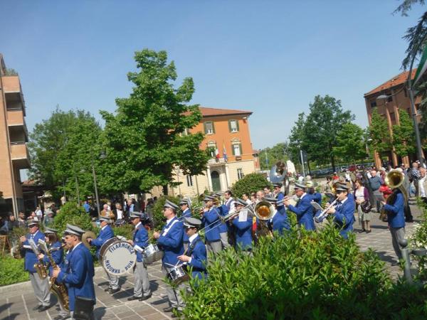 In corteo per le vie del paese