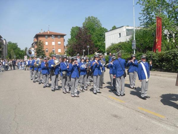 In corteo per le vie del paese