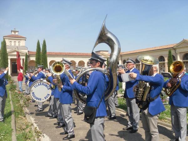 La cerimonia al camposanto