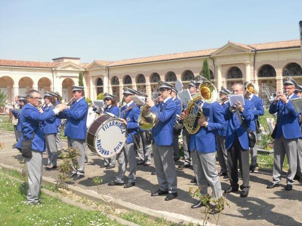 La cerimonia al camposanto