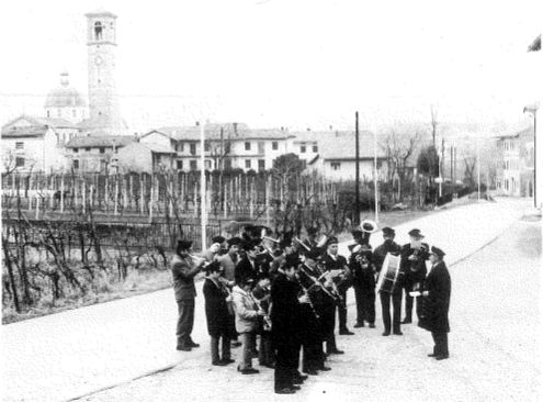 1° gennaio 1973. Capodanno per le vie di Madonna sotto la direzione del M° Pietro Cozzutti. (Arch. Sig.ra Teresa Vriz)