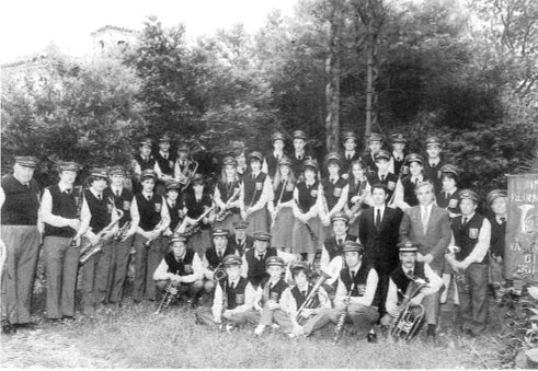 Foto di gruppo in occasione del 60° con il M° Franco Molinaro e il presidente Giuseppe Malara. (Arch. Ass.ne Filarmonica)