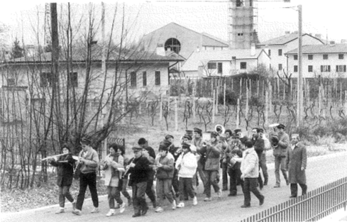 1986 Capodanno a Madonna. La tradizione continua anche se il paese è completamente cambiato. (Arch. Ass.ne Filarmonica)