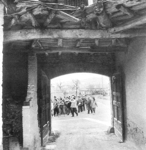 Capodanno 1986. Si sfila per Sopramonte. Cortile 'fasul'. (Arch. Ass.ne Filarmonica)