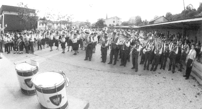 31 luglio 1994 parco festeggiamenti Madonna di Buja. Concertone finale dei festeggiamenti per il 70° di fondazione. Il M° Franco Molinaro dirige le Bande di Buja Cittadina, Carlino, Castions di Strada, Precenicco, Ovaro - Val di Gorto e della Fanfara della Brigata Alpina Julia. (Arch. Ass.ne Filarmonica)